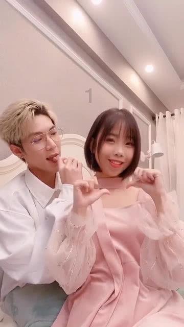 两名男孩偷走柯基后,卖给狗肉车落入狗贩子手里,女生及时赎回来