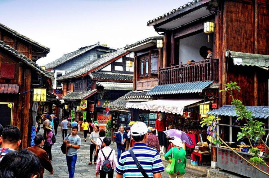 他被敌击中，跳伞入海，司令员发动十万人及二千多艘船出海寻找